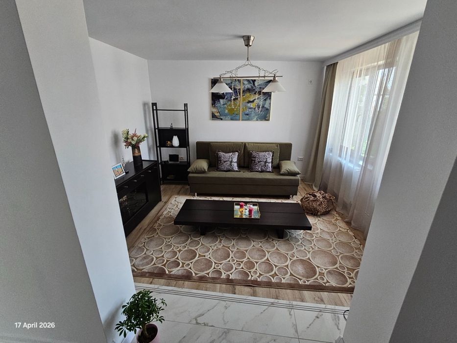 Casa de vanzare renovata recent 2025, 2 bai, 5 camere, 2 curti