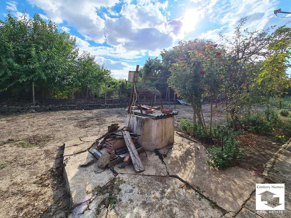 140327 Едноетажна къща с равен двор и кладенец в с. Бутово