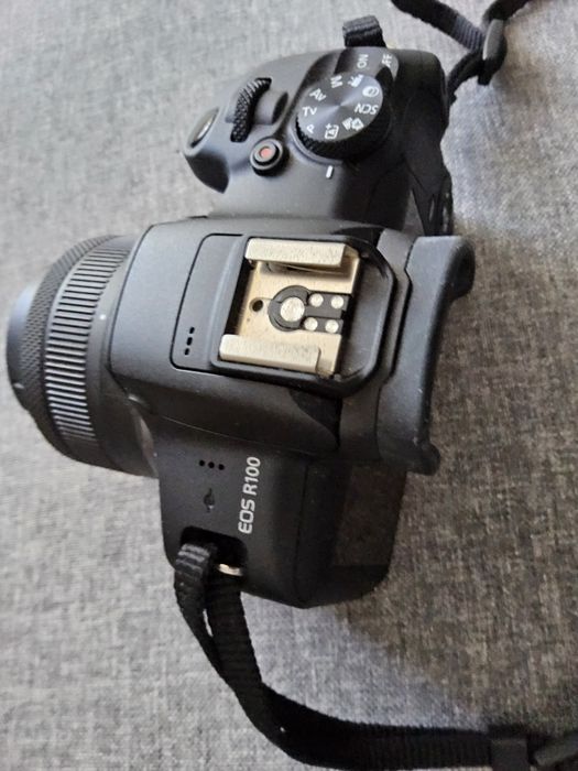 Camera foto mirrorless  Canon EOS R100