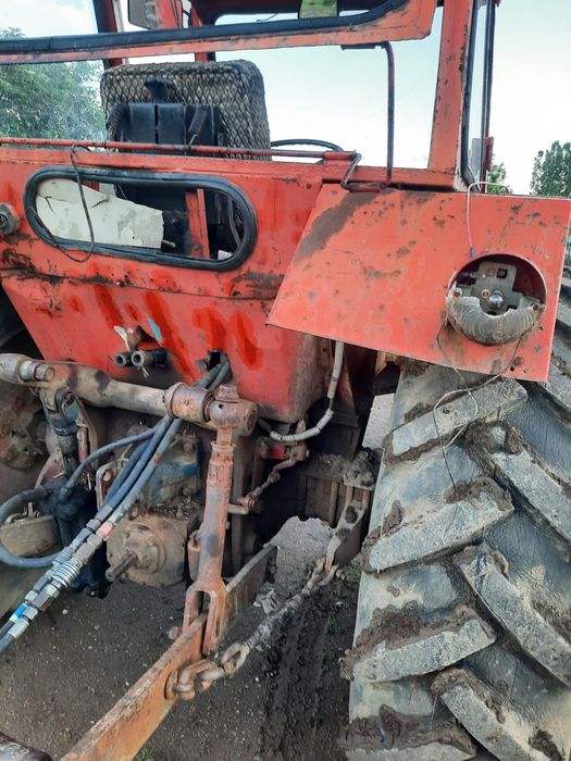 Vând tractor 650 în stare  de funcționare și o remorcă pe o axă basculabilă