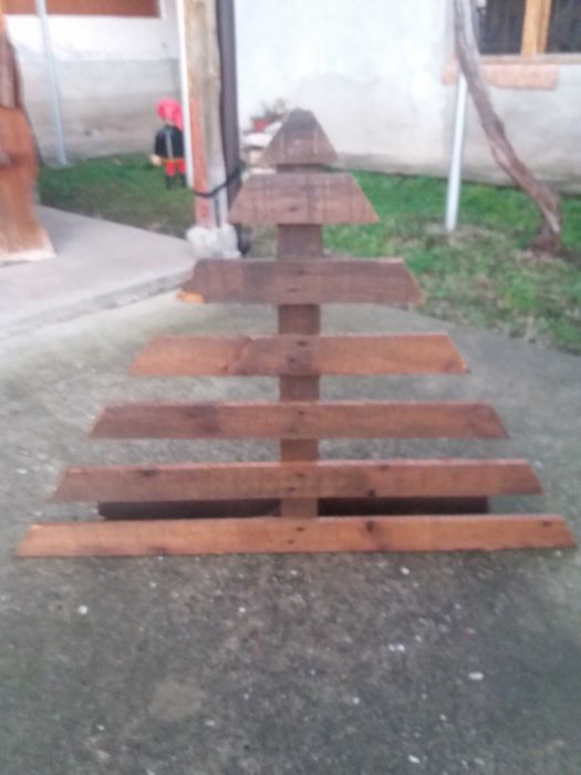 Продавам дървени елхи