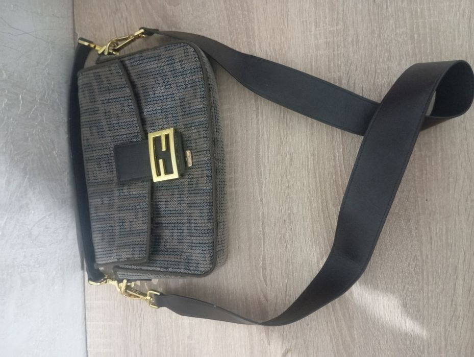 Вечерний клатч с золотой пряжкой, отличное состояние