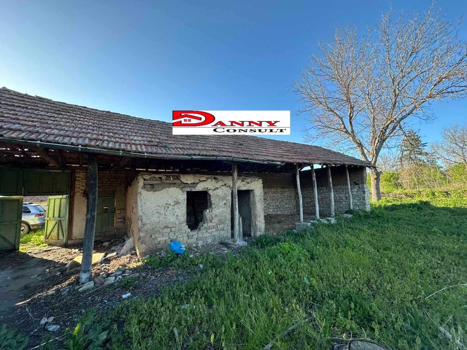 Стара къща с двор и кладенец в с. Горски Сеновец