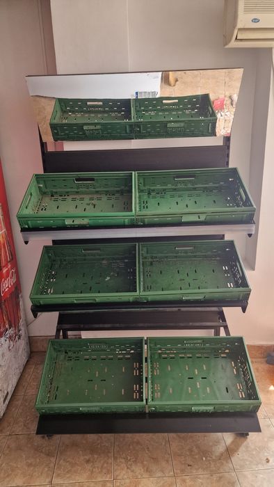 Vand 2 vitrine ( congelare + mezeluri)