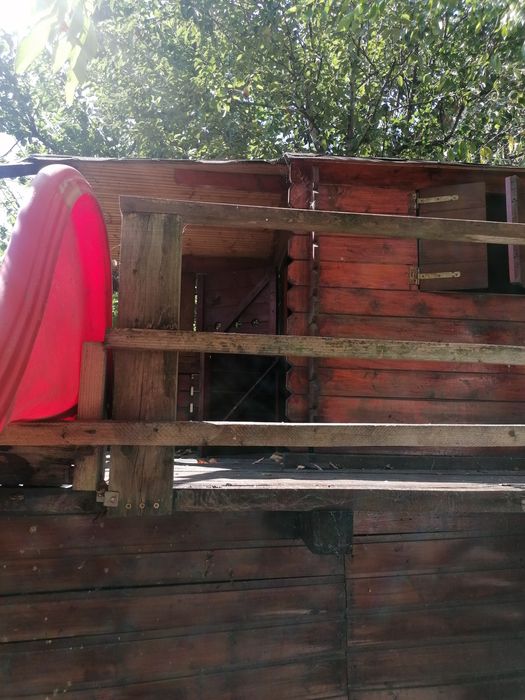 Vând căsuță cu tobogan