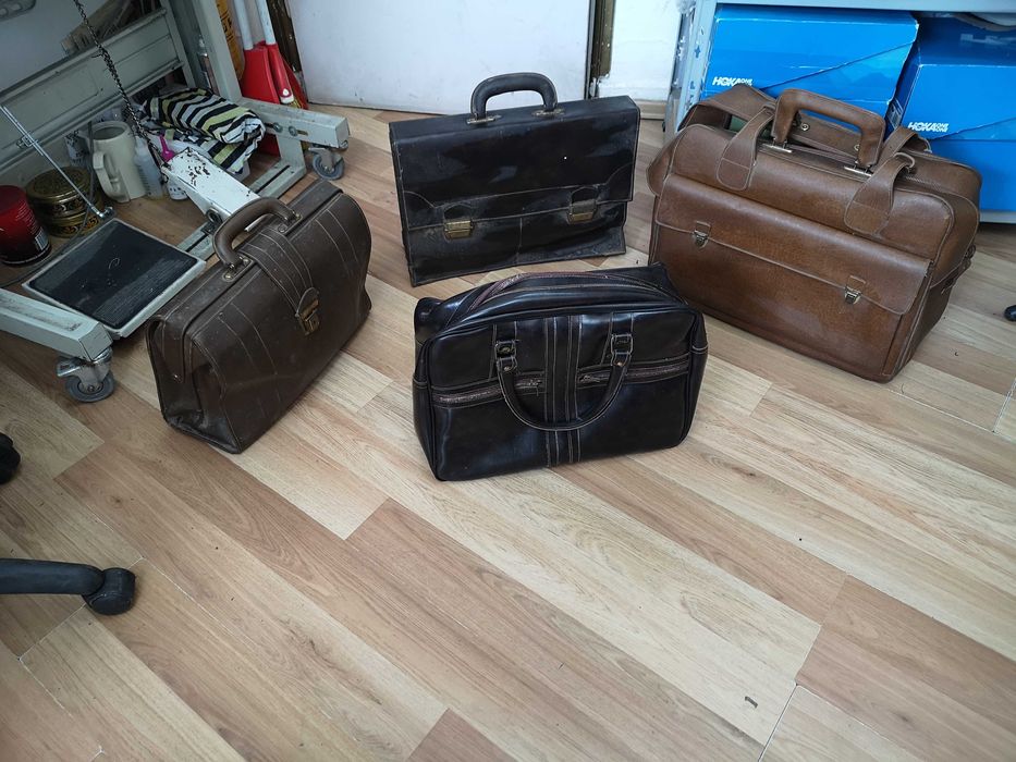 Продавам стари дипломатически чанти