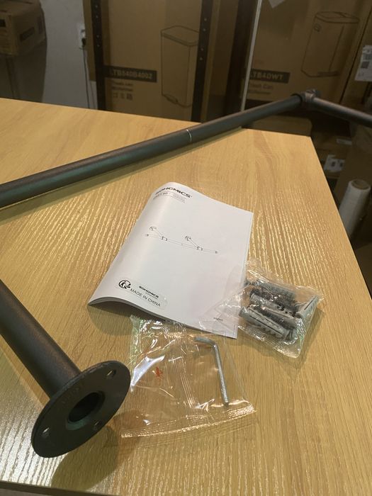 Стенна релса за дрехи