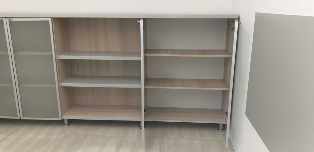 Mobilier birou cu usi de sticla stare foarte buna