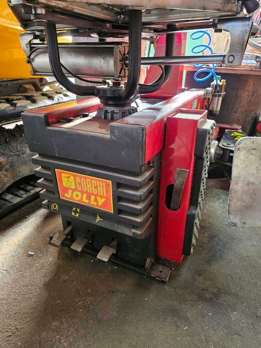 Машина за монтаж и демонтаж на гуми НОВА Corghi