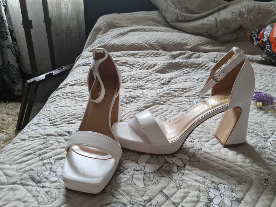 Sandale albe, marimea 39, noi.