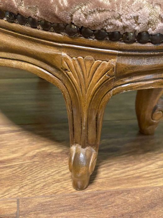 Ретро дървена табуретка или поставка за крака