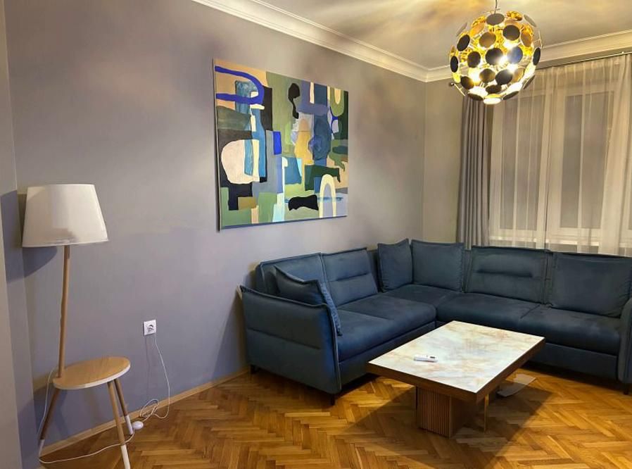 Дава се под наем Тристаен апартамент в София, Център - 110 кв.м за 1400 € - Снимка #1