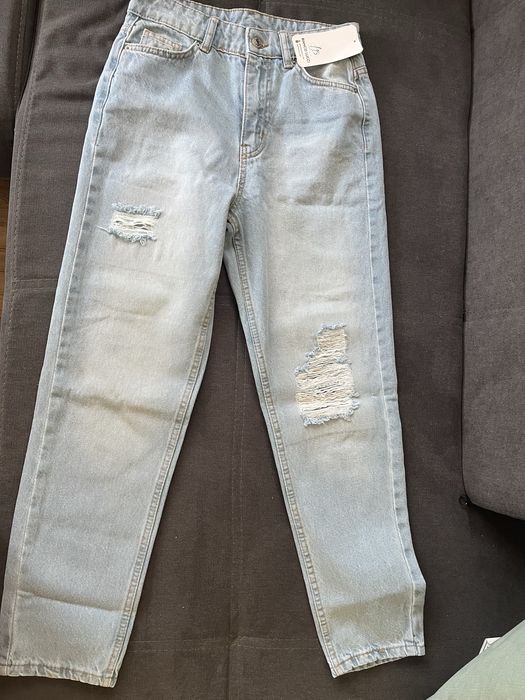 Дамски дънки нови.