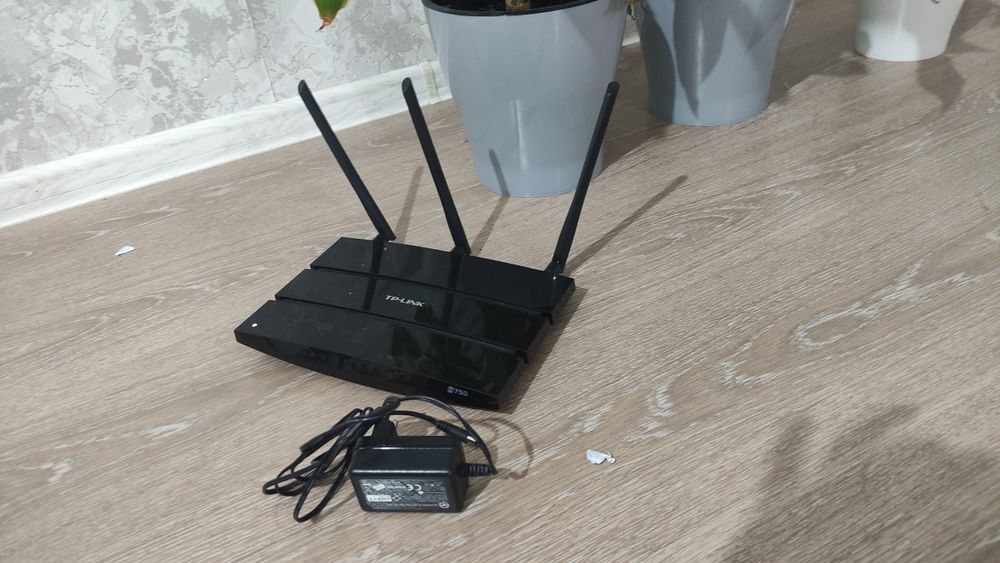Продам Wi-Fi роутер TP-Link TL-WDR4300