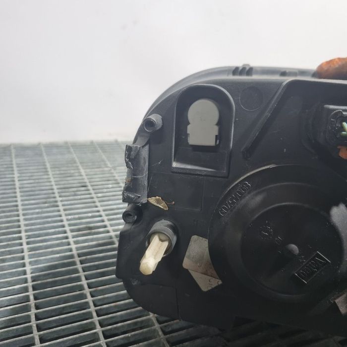 Far Stanga Citroen C4 Cactus 2014 - 2017 SUV 4 Usi (1386) Fara xenon Doua prinderi rupte