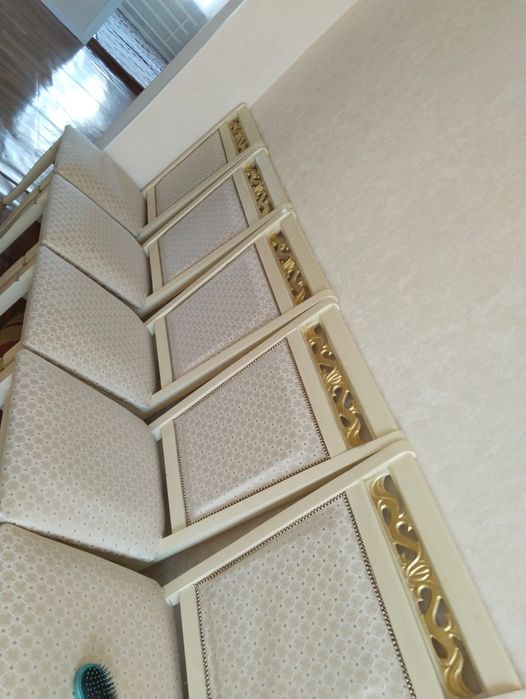 Продам гостиный стол в комплете стульями