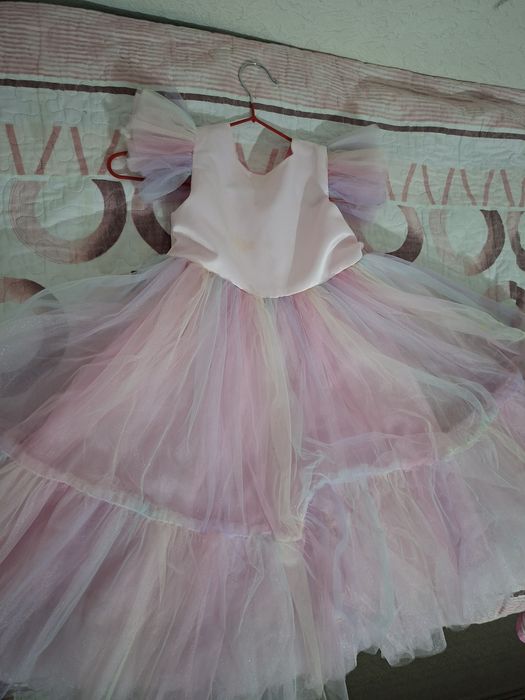 2 Платья, каждое по 5000 тенге