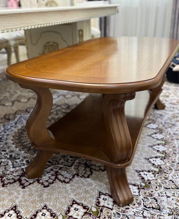 Продам срочно стол для гостинной.