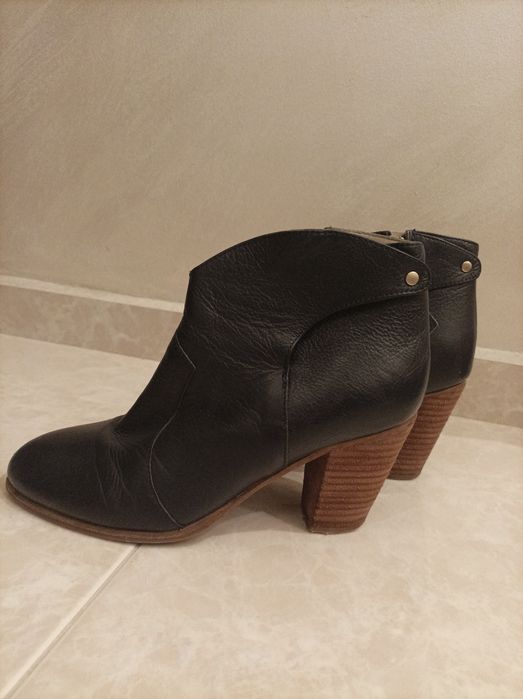 Дамски боти от естествена кожа.