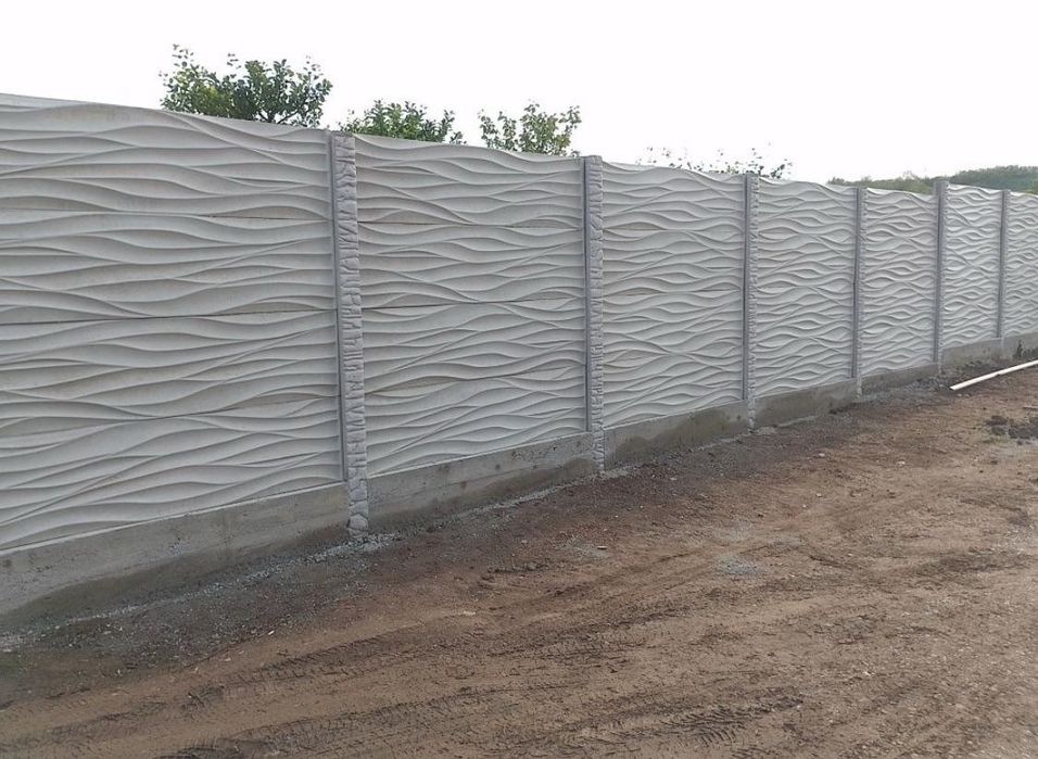 Gard din placi si stalpi de beton