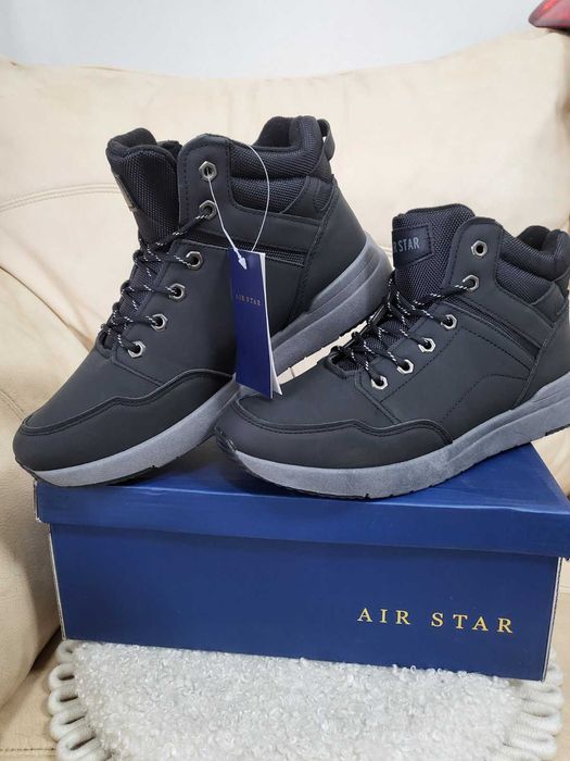 Нови черни кецове