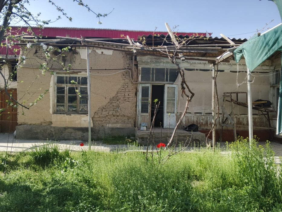 Ховли сотилади ( бир кисми).Двор продается (часть) .