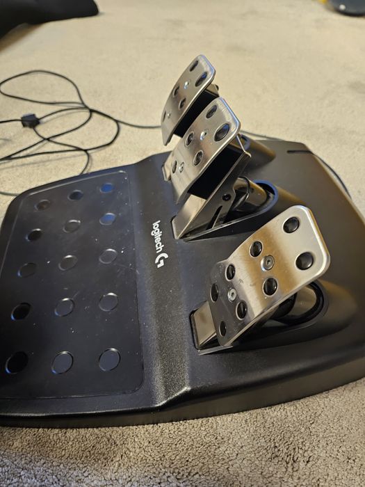 Продавам/заменям Logitech g923 волан и педали.