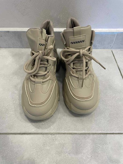 Дамски маратонки в бежово