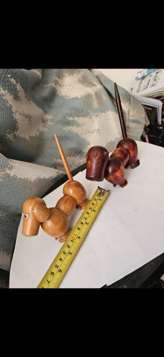Caini realizați din lemn