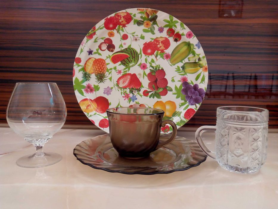 Сахарница, поднос и старая посуда за все 20 тыс сумов