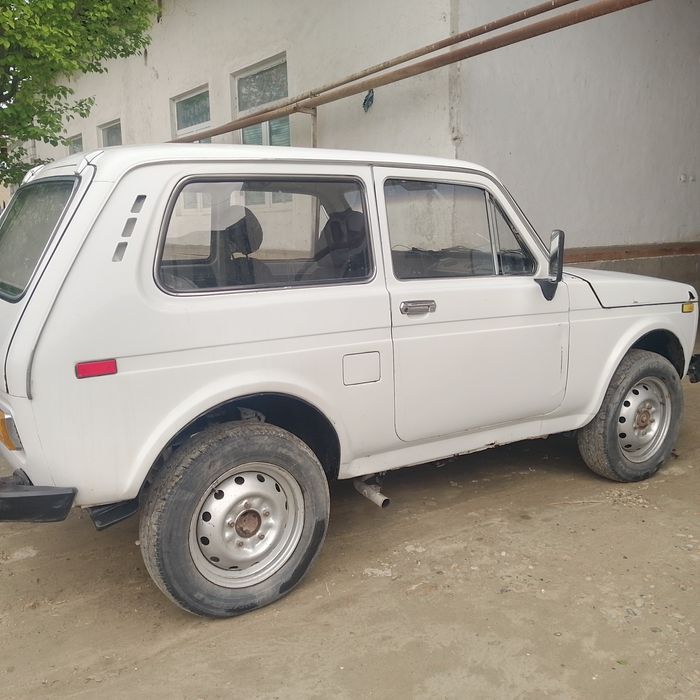 Lada niva sotiladi