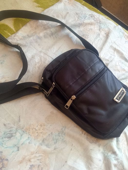 Продам мужскую сумку через плечё.