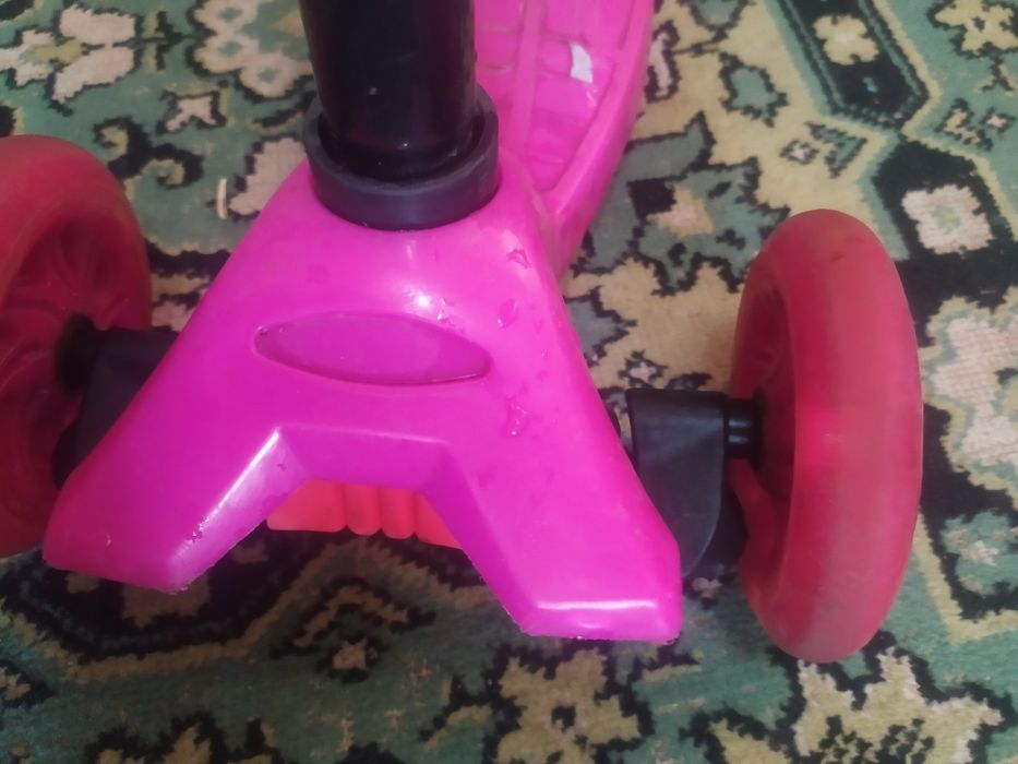 Самокат,колеса светящиеся.