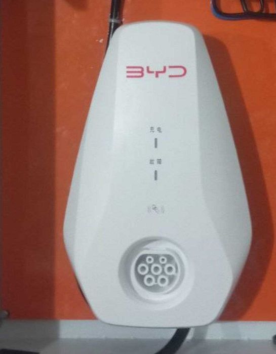 zaryadnoye ustroystvo