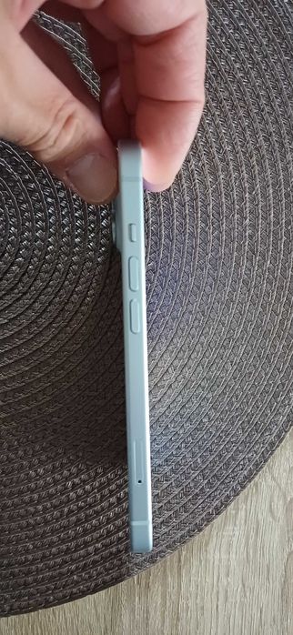 Продавам iPhone 15
