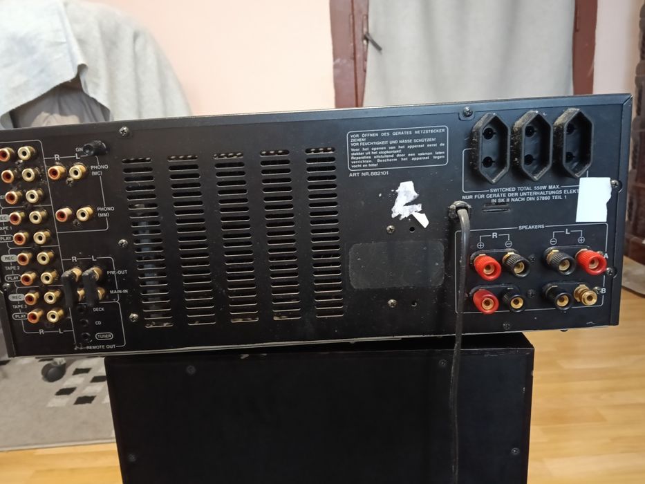 Vând Amplificator  și  Boxe