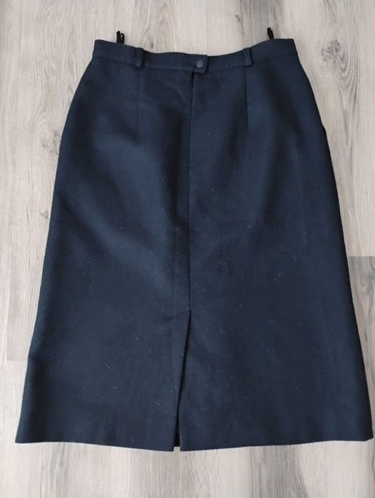 Черна вълнена пола