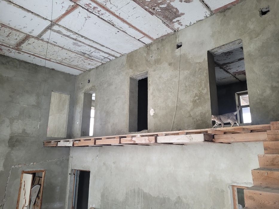 Продам коттедж в черновой отделке с стройматериалом