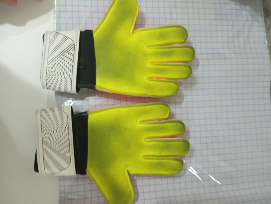 Перчатка для вратаря бу в отличном состоянии