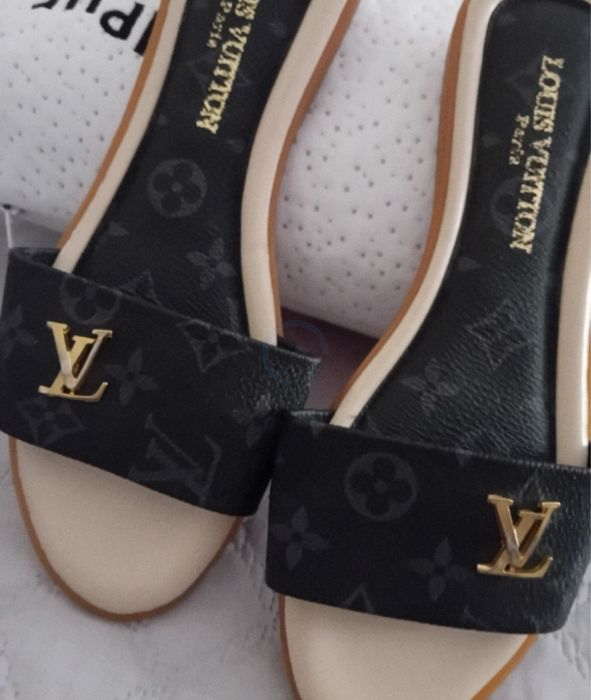 Papuci pentru femei noi LV