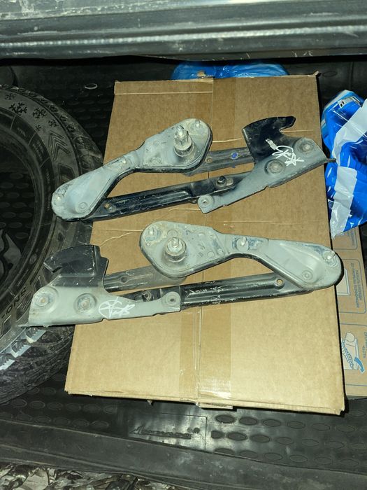 кранштейн капота для мерс 124