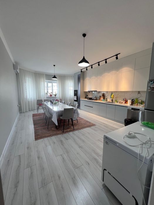 Продается 6 комнатный дом