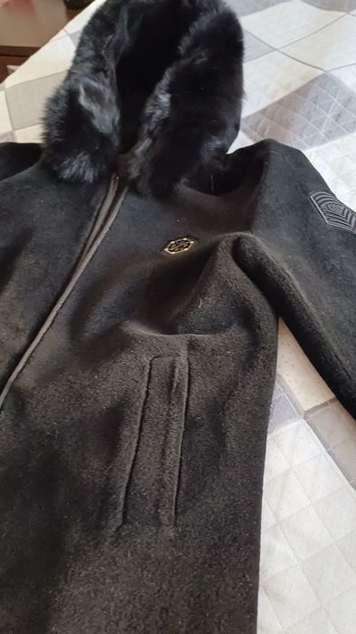 Продается мужская шуба с капюшоном.