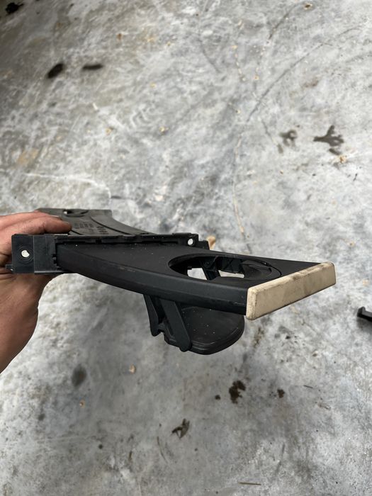 Поставка за чаши бмв е9х