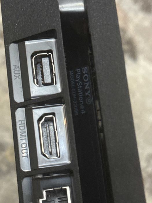 продам игровую консоль Sony PlayStation 4