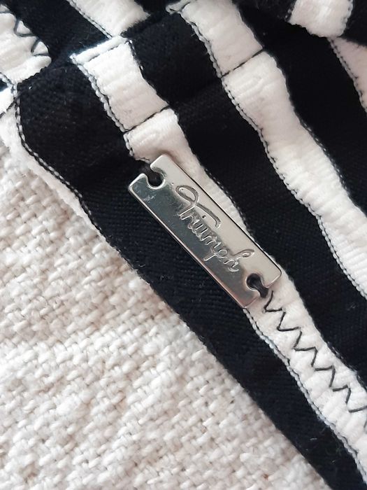 Продавам стилен бански костюм марка Triumph в черно и бяло