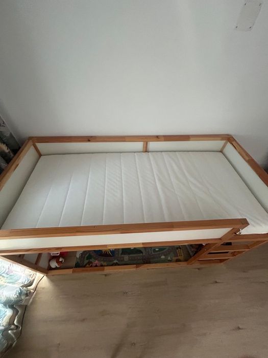 Pat copil supraetajat cu loc de joaca + saltea și un set lenjerie noua