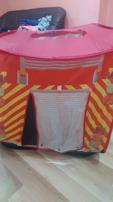 Cort mașină de pompieri