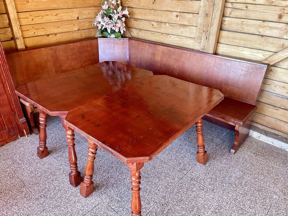 Coltar cu mese si scaune din lemn masiv