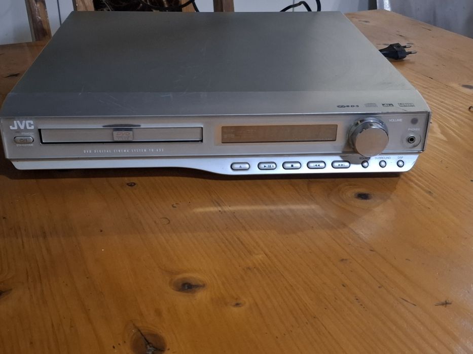 Продавам домашно кино jvs